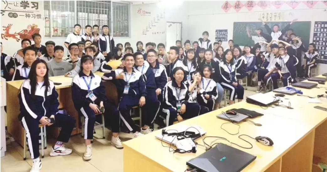 广东省技工学校班级合影.jpg 广东省技工学校班级合影.jpg